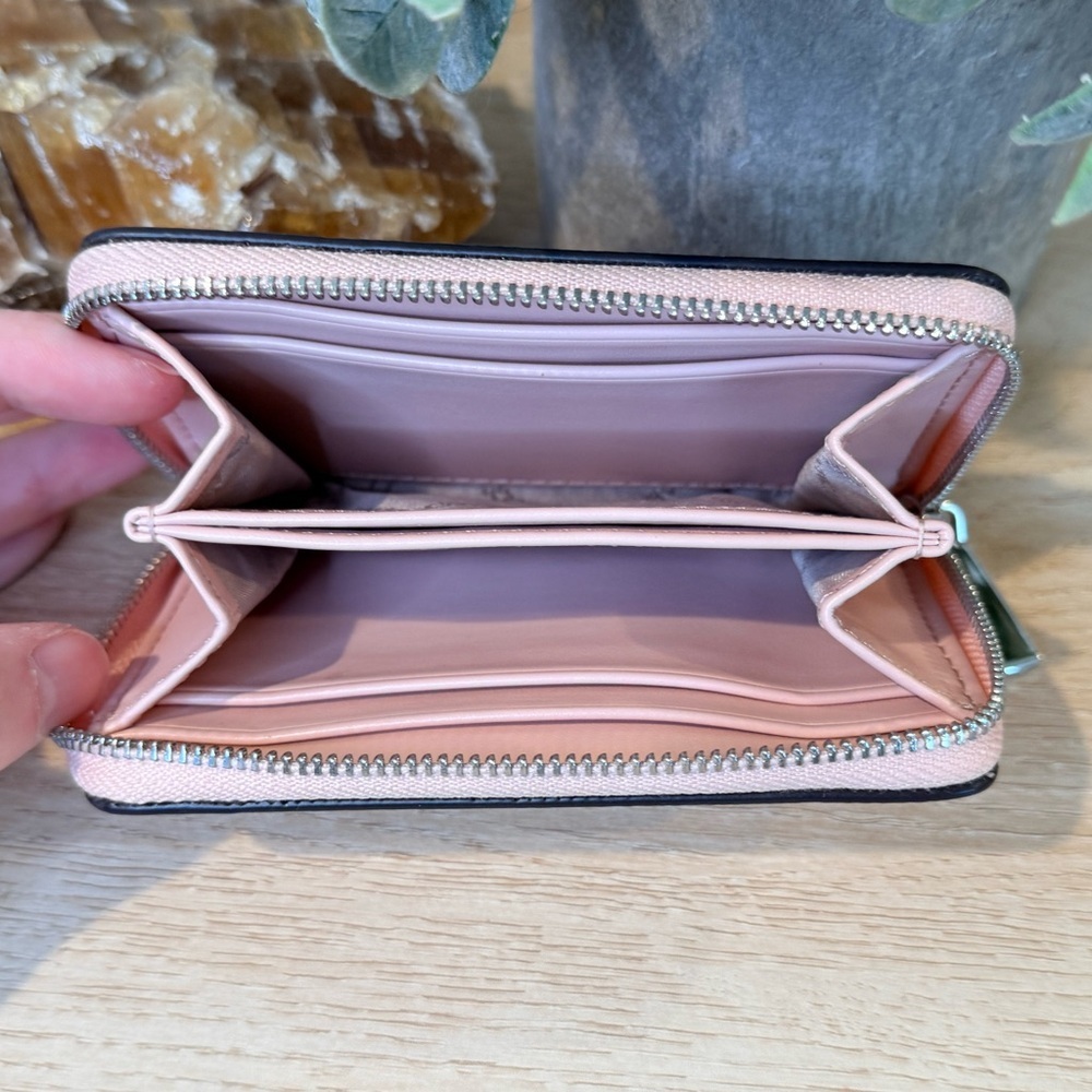 Michael Kors Blush Logo Zip Around Card Case Silver Hardware Like New - Picture 4 of 5